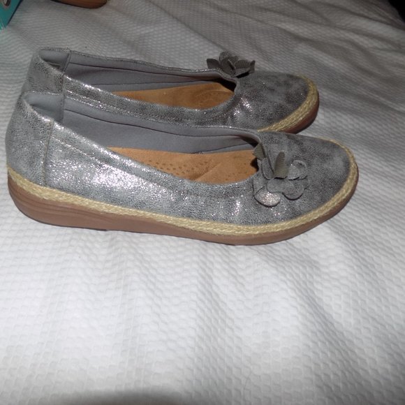 Clark’s Women FEMMES SILVER Slip On Flats SZ 9M - Picture 2 of 3